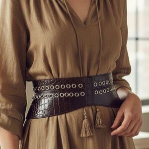 DESIGNER NEIMAN MARCUS BROWN LEATHER STUDDED CROC EMBOSSSED 3 1/2 "WIDE MED BELT